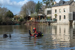 ENTRAINEMENT DE RECONNAISSANCE DES PLONGEURS SUR L'ETANG D'APIGNE, CENTRE DE SECOURS RENNES-SAINT-GEORGES (35), FRANCE 