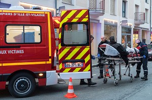 AMBULANCE SAPEUR-POMPIER POUR HOMME BLESSE A LA CHEVILLE SUITE A UNE CHUTE AVEC INTOXICATION ALCOOLIQUE SUR VOIE PUBLIQUE TRANSPORTEE AU CHRU., CENTRE DE SECOURS RENNES-SAINT-GEORGES (35), FRANCE 