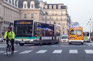 AMBULANCE SAPEUR-POMPIER POUR UN MALAISE DANS UN BUS PLACE DE LA REPUBLIQUE. LA JEUNE FEMME EST TRANSPORTEE AU CHRU, CENTRE DE SECOURS RENNES-SAINT-GEORGES (35), FRANCE 