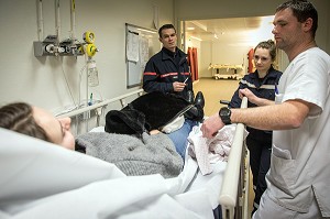 AMBULANCE SAPEUR-POMPIER POUR UN MALAISE DANS UN BUS PLACE DE LA REPUBLIQUE. LA JEUNE FEMME EST TRANSPORTEE AU CHRU, CENTRE DE SECOURS RENNES-SAINT-GEORGES (35), FRANCE 