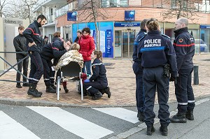 AMBULANCE POUR UNE CHUTE DE SA HAUTEUR PLACE DE L'EGLISE SUR LA COMMUNE DE CHANTEPIE. LA FEMME PRESENTE UNE PLAIE A L'ARCADE ET DES PERTES D'EQUILIBRE, CENTRE DE SECOURS RENNES-SAINT-GEORGES (35), FRANCE 