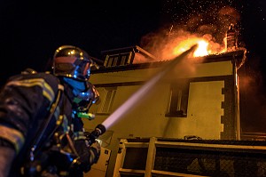 FEU DE MAISON DANS LA CITE DU MOULIN A PAPIER, RUGLES (27), FRANCE 