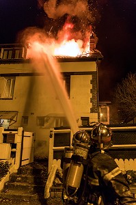 FEU DE MAISON DANS LA CITE DU MOULIN A PAPIER, RUGLES (27), FRANCE 