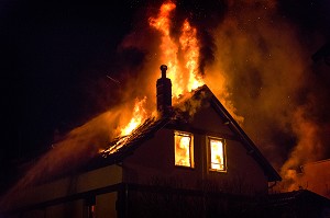 FEU DE MAISON DANS LA CITE DU MOULIN A PAPIER, RUGLES (27), FRANCE 