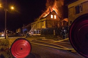 FEU DE MAISON DANS LA CITE DU MOULIN A PAPIER, RUGLES (27), FRANCE 