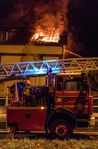 FEU DE MAISON DANS LA CITE DU MOULIN A PAPIER, RUGLES (27), FRANCE 