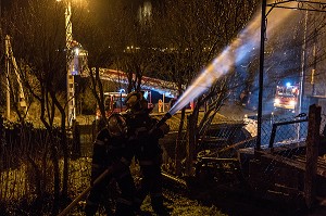 FEU DE MAISON DANS LA CITE DU MOULIN A PAPIER, RUGLES (27), FRANCE 