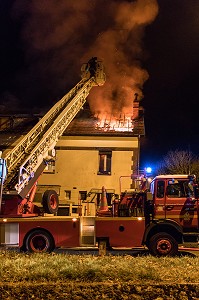 FEU DE MAISON DANS LA CITE DU MOULIN A PAPIER, RUGLES (27), FRANCE 