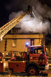 FEU DE MAISON DANS LA CITE DU MOULIN A PAPIER, RUGLES (27), FRANCE 