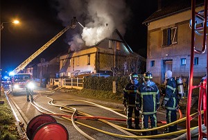 FEU DE MAISON DANS LA CITE DU MOULIN A PAPIER, RUGLES (27), FRANCE 