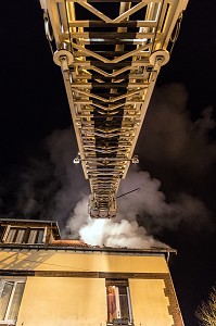 FEU DE MAISON DANS LA CITE DU MOULIN A PAPIER, RUGLES (27), FRANCE 