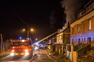 FEU DE MAISON DANS LA CITE DU MOULIN A PAPIER, RUGLES (27), FRANCE 