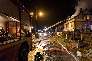 FEU DE MAISON DANS LA CITE DU MOULIN A PAPIER, RUGLES (27), FRANCE 