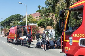 ACCIDENT DE LA ROUTE POUR UN SCOOTER RENVERSE PAR UNE VOITURE, SAPEURS-POMPIERS DE CORSE-DU-SUD, SDIS2A, AJACCIO, FRANCE 