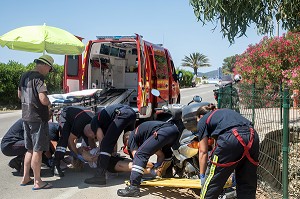 ACCIDENT DE LA ROUTE POUR UN SCOOTER RENVERSE PAR UNE VOITURE, SAPEURS-POMPIERS DE CORSE-DU-SUD, SDIS2A, AJACCIO, FRANCE 