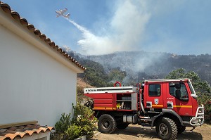 CANADAIR EN ACTION DE LARGAGE D'EAU SUR UN FEU DE GARRIGUE MENACANT DES MAISONS D'HABITATION, SUR LA COMMUNE D'ALATA PRES D'AJACCIO, CORSE-DU-SUD, FRANCE 