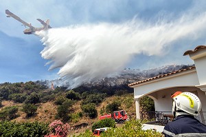 CANADAIR EN ACTION DE LARGAGE D'EAU SUR UN FEU DE GARRIGUE MENACANT DES MAISONS D'HABITATION, SUR LA COMMUNE D'ALATA PRES D'AJACCIO, CORSE-DU-SUD, FRANCE 