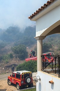 FEU DE GARRIGUE MENACANT DES MAISONS D'HABITATION, SUR LA COMMUNE D'ALATA PRES D'AJACCIO, CORSE-DU-SUD, FRANCE 