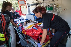 SECOURS A PERSONNE POUR UN CYCLISME RENVERSE PAR UNE VOITURE, PORTO POLLO, VALLEE  DU TARAVO, CORSE-DU-SUD, FRANCE 