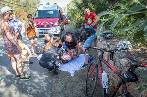 SECOURS A PERSONNE POUR UN CYCLISME RENVERSE PAR UNE VOITURE, PORTO POLLO, VALLEE  DU TARAVO, CORSE-DU-SUD, FRANCE 