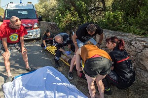 SECOURS A PERSONNE POUR UN CYCLISME RENVERSE PAR UNE VOITURE, PORTO POLLO, VALLEE  DU TARAVO, CORSE-DU-SUD, FRANCE 