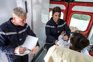DEPART POUR UNE BRULURE AU VISAGE D'UNE JEUNE FILLE DANS UNE ECOLE HOTELIERE, CENTRE DE SECOURS PRINCIPAL DE GRANVILLE (50), FRANCE 