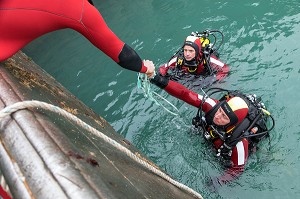 DEPART DES PLONGEURS POUR RETIRER UN BOUT SUR UN BATEAU DE PECHE, INTERVENTION PAYANTE, CENTRE DE SECOURS PRINCIPAL DE GRANVILLE (50), FRANCE 