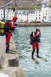 DEPART DES PLONGEURS POUR RETIRER UN BOUT SUR UN BATEAU DE PECHE, INTERVENTION PAYANTE, CENTRE DE SECOURS PRINCIPAL DE GRANVILLE (50), FRANCE 