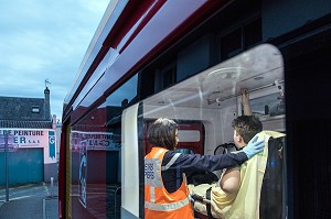 DEPART POUR UN JEUNE HOMME SE PLAIGNANT D'UNE DOULEUR AU THORAX, CENTRE DE SECOURS PRINCIPAL DE GRANVILLE (50), FRANCE 