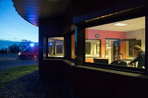 DEPART EN INTERVENTION DES SAPEURS-POMPIERS AVEC L'AMBULANCE DE NUIT, CENTRE DE SECOURS PRINCIPAL DE GRANVILLE (50), FRANCE 