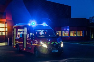 DEPART EN INTERVENTION DES SAPEURS-POMPIERS AVEC L'AMBULANCE DE NUIT, CENTRE DE SECOURS PRINCIPAL DE GRANVILLE (50), FRANCE 