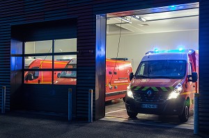 DEPART EN INTERVENTION DES SAPEURS-POMPIERS AVEC L'AMBULANCE DE NUIT, CENTRE DE SECOURS PRINCIPAL DE GRANVILLE (50), FRANCE 