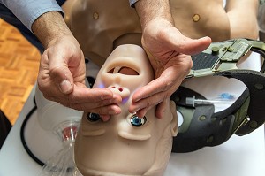 STAND MEDICALEM AVEC SES MANNEQUINS CONNECTES, CONGRES SECOURS SANTE 2017, JOURNEES SCIENTIFIQUES EUROPEENNES DU SERVICE DE SANTE, SAPEURS-POMPIERS DE FRANCE, VANNES (56), FRANCE 