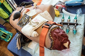 MANNEQUIN POUR LA POSE DU GARROT FEMORAL, CONGRES SECOURS SANTE 2017, JOURNEES SCIENTIFIQUES EUROPEENNES DU SERVICE DE SANTE, SAPEURS-POMPIERS DE FRANCE, VANNES (56), FRANCE 