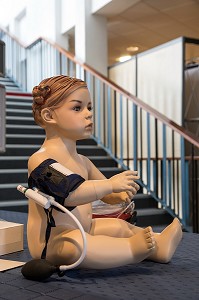 MANNEQUIN ENFANT AVEC UN TENSIOMETRE, CONGRES SECOURS SANTE 2017, JOURNEES SCIENTIFIQUES EUROPEENNES DU SERVICE DE SANTE, SAPEURS-POMPIERS DE FRANCE, VANNES (56), FRANCE 