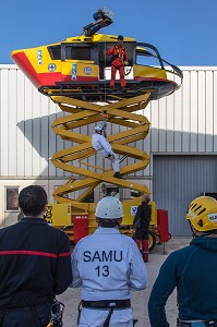 SIMULATEUR MOBILE D'ENTRAINEMENT A L'HELITREUILLAGE, FORMATION TRANSPORTS HELIPORTES POUR LES MEDECINS ET INFIRMIERS URGENTISTES, ECOLE D'APPLICATION DE SECURITE CIVILE DE VALABRE, GARDANNE (13), FRANCE 