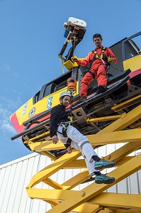 SIMULATEUR MOBILE D'ENTRAINEMENT A L'HELITREUILLAGE, FORMATION TRANSPORTS HELIPORTES POUR LES MEDECINS ET INFIRMIERS URGENTISTES, ECOLE D'APPLICATION DE SECURITE CIVILE DE VALABRE, GARDANNE (13), FRANCE 