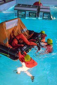 ENTRAINEMENT A LA SURVIE EN MER DANS LA GLOUTE (CABINE D'HELICOPTERE) AVEC LE CONAT DE SAUVETAGE, FORMATION TRANSPORTS HELIPORTES POUR LES MEDECINS ET INFIRMIERS URGENTISTES, ECOLE D'APPLICATION DE SECURITE CIVILE DE VALABRE, GARDANNE (13), FRANCE 