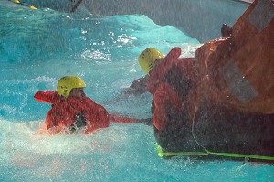 ENTRAINEMENT A LA SURVIE EN MER DANS LA GLOUTE (CABINE D'HELICOPTERE) AVEC LE CANOT DE SAUVETAGE, FORMATION TRANSPORTS HELIPORTES POUR LES MEDECINS ET INFIRMIERS URGENTISTES, ECOLE D'APPLICATION DE SECURITE CIVILE DE VALABRE, GARDANNE (13), FRANCE 