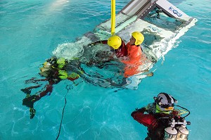 ENTRAINEMENT A LA SURVIE EN MER DANS LA GLOUTE (CABINE D'HELICOPTERE), FORMATION TRANSPORTS HELIPORTES POUR LES MEDECINS ET INFIRMIERS URGENTISTES, ECOLE D'APPLICATION DE SECURITE CIVILE DE VALABRE, GARDANNE (13), FRANCE 