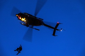 MANOEUVRE D'HELITREUILLAGE DE NUIT, FORMATION TRANSPORTS HELIPORTES POUR LES MEDECINS ET INFIRMIERS URGENTISTES, ECOLE D'APPLICATION DE SECURITE CIVILE DE VALABRE, GARDANNE (13), FRANCE 