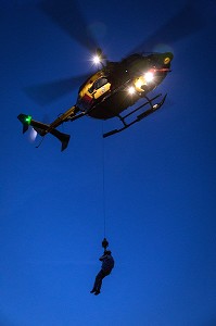 MANOEUVRE D'HELITREUILLAGE DE NUIT, FORMATION TRANSPORTS HELIPORTES POUR LES MEDECINS ET INFIRMIERS URGENTISTES, ECOLE D'APPLICATION DE SECURITE CIVILE DE VALABRE, GARDANNE (13), FRANCE 