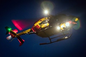 MANOEUVRE D'HELITREUILLAGE DE NUIT, FORMATION TRANSPORTS HELIPORTES POUR LES MEDECINS ET INFIRMIERS URGENTISTES, ECOLE D'APPLICATION DE SECURITE CIVILE DE VALABRE, GARDANNE (13), FRANCE 