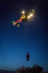 MANOEUVRE D'HELITREUILLAGE DE NUIT, FORMATION TRANSPORTS HELIPORTES POUR LES MEDECINS ET INFIRMIERS URGENTISTES, ECOLE D'APPLICATION DE SECURITE CIVILE DE VALABRE, GARDANNE (13), FRANCE 