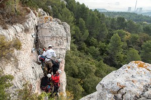 MANOEUVRE DE SECOURS EN FALAISE AVEC L'EQUIPE MEDICALE, FORMATION TRANSPORTS HELIPORTES POUR LES MEDECINS ET INFIRMIERS URGENTISTES, ECOLE D'APPLICATION DE SECURITE CIVILE DE VALABRE, GARDANNE (13), FRANCE 