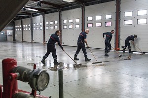 NETTOYAGE DE LA REMISE DES CAMIONS, CENTRE DE SECOURS PRINCIPAL DE CHATEAUDUN, EURE-ET-LOIR (28) 