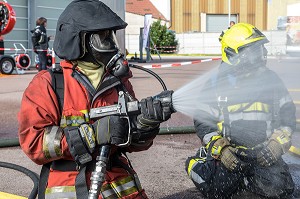 LANCE HAUTE-PRESSION EN ACTION, ATELIERS DES FIRE DAYS, AUXERRE (89), FRANCE 