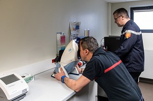 EXAMENT D'APTITUDE OPERATIONNEL AVEC L'INFIRMIER DU SDIS 14, CABINET SSSM DE LA MAISON MEDICALE DU CENTRE DE SECOURS, COMPAGNIE DES SAPEURS-POMPIERS DE BAYEUX (14), FRANCE 