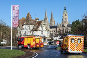 DEPART EN INTERVENTION AVEC LE FPT ET LE VSAB DEVANT LA CATHEDRALE NOTRE-DAME DE BAYEUX, CENTRE DE SECOURS PRINCIPAL DE BAYEUX (14), FRANCE 