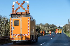 INTERVENTION DE LA DIR ET DES SAPEURS-POMPIERS, ACCIDENT DE LA ROUTE SUR LA RN13, COMMUNE DE SURRAIN, COMPAGNIE DES SAPEURS-POMPIERS DE BAYEUX (14), FRANCE 